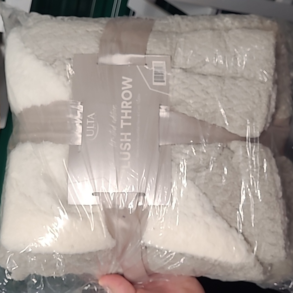 NIB Ulta Plush throw